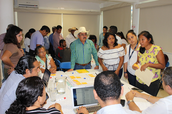 Taller de diagn&oacute;stico: construcci&oacute;n de problem&aacute;tica mesa residuos s&oacute;lidos (al frente) y acceso al agua (atr&aacute;s)