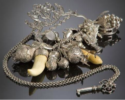 Penca de balangand&atilde;s em prata, com 27 pe&ccedil;as, corrente e chave.